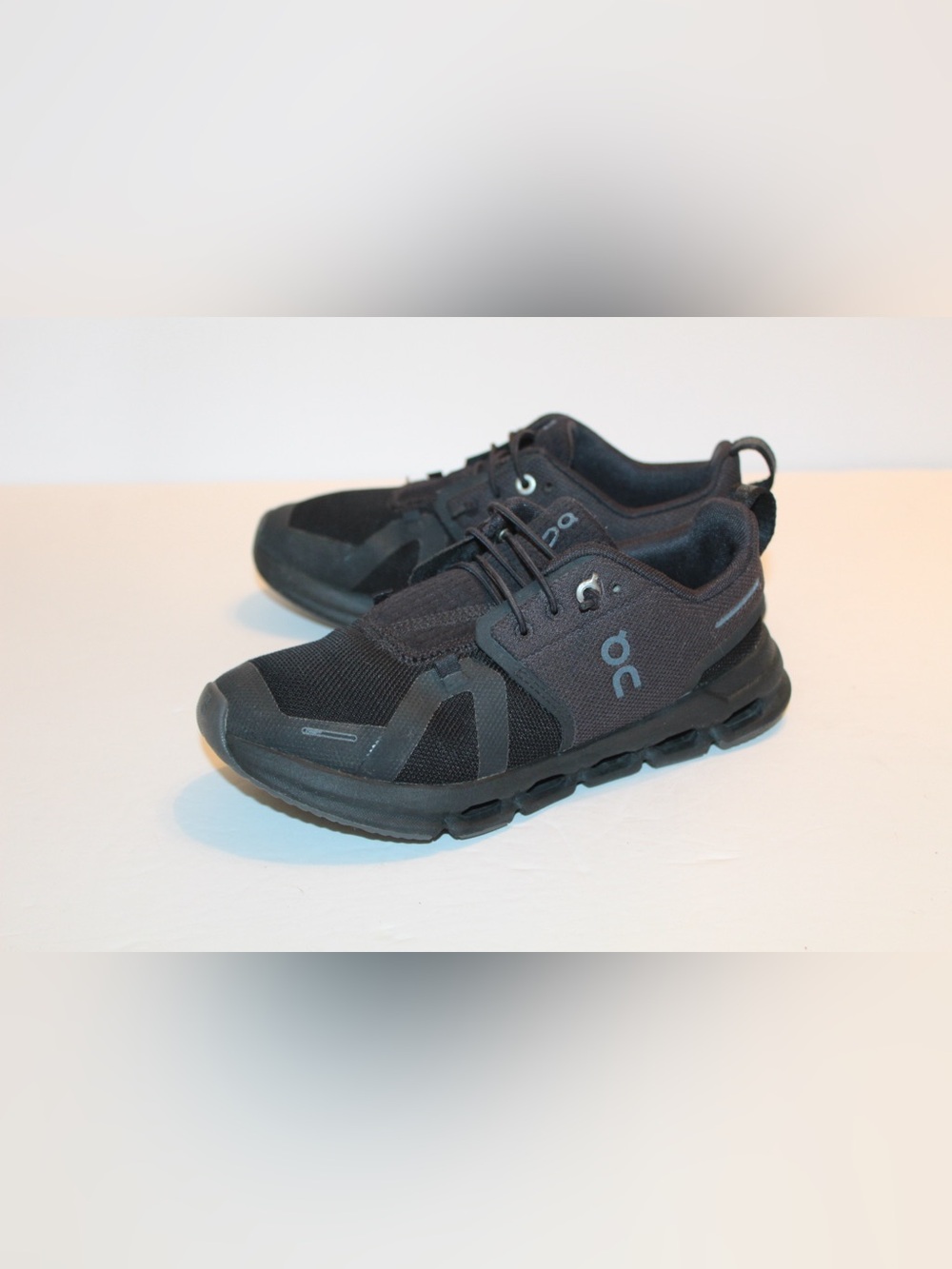 On Cloud Sky Youth Shoes Size 3.5Y